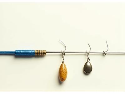 Detaillierte Darstellung eines Drop-Shot-Rigs mit Haken und Bodenblei.