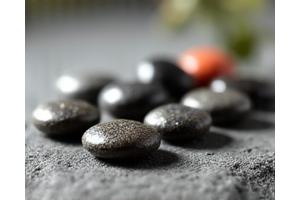 Eine Auswahl an glänzenden, bleifreien Tungsten-Gewichten auf einem Stein